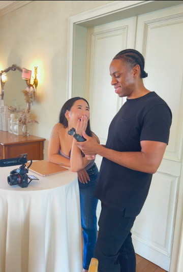 室内で笑顔を交わすAmiとAndy