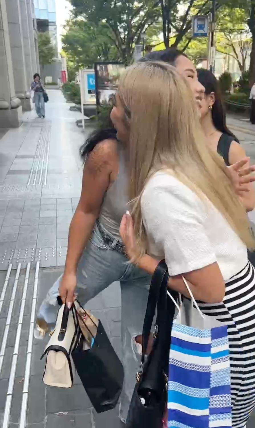屋外で抱き合う交流の一場面