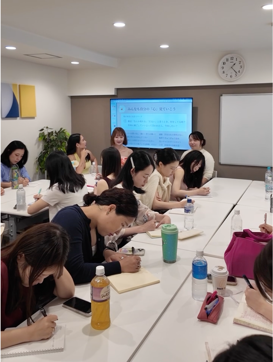 白い会議室でノートに書き込む参加者